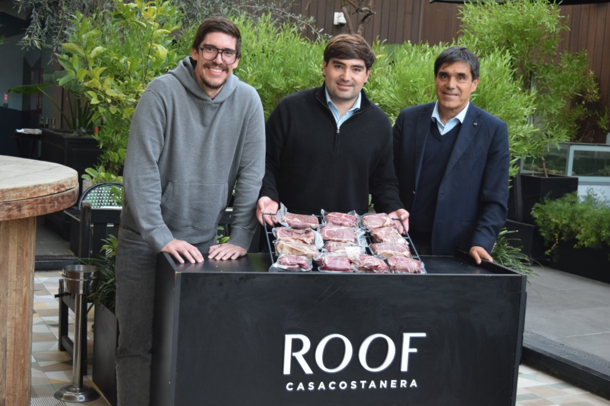 <p>Fundador de Santa Brasa y chef peruano de “50 Best” se unen para abrir Osso en Chile</p>