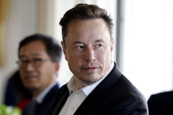 <p>El hombre más rico del mundo quiere situar a los pequeños accionistas en el centro de la propiedad del grupo de cohetes y satélites.</p>