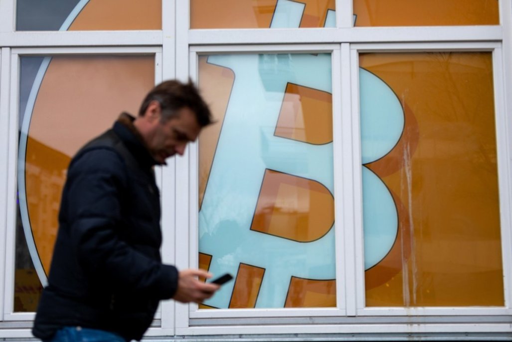 El bitcoin pierde atractivo frente a las acciones de IA y se desploma por debajo de US$ 60.000 por primera vez desde la victoria de Trump en 2024