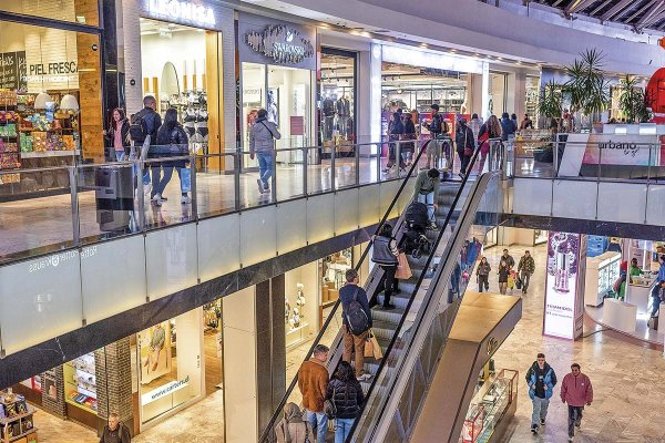 Menor llegada de argentinos golpea las ventas de los grandes retailers en Chile, mientras sus operaciones en el exterior avanzan a dos dígitos