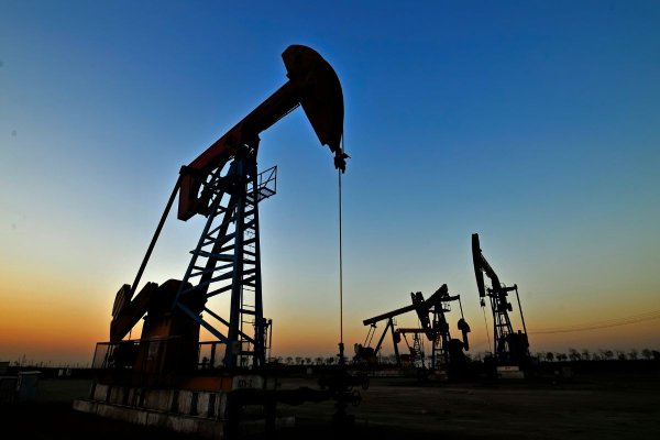 <p>OPEP+ acuerda cuarto aumento de la cuota de producción de petróleo desde el cierre del estrecho de Ormuz</p>