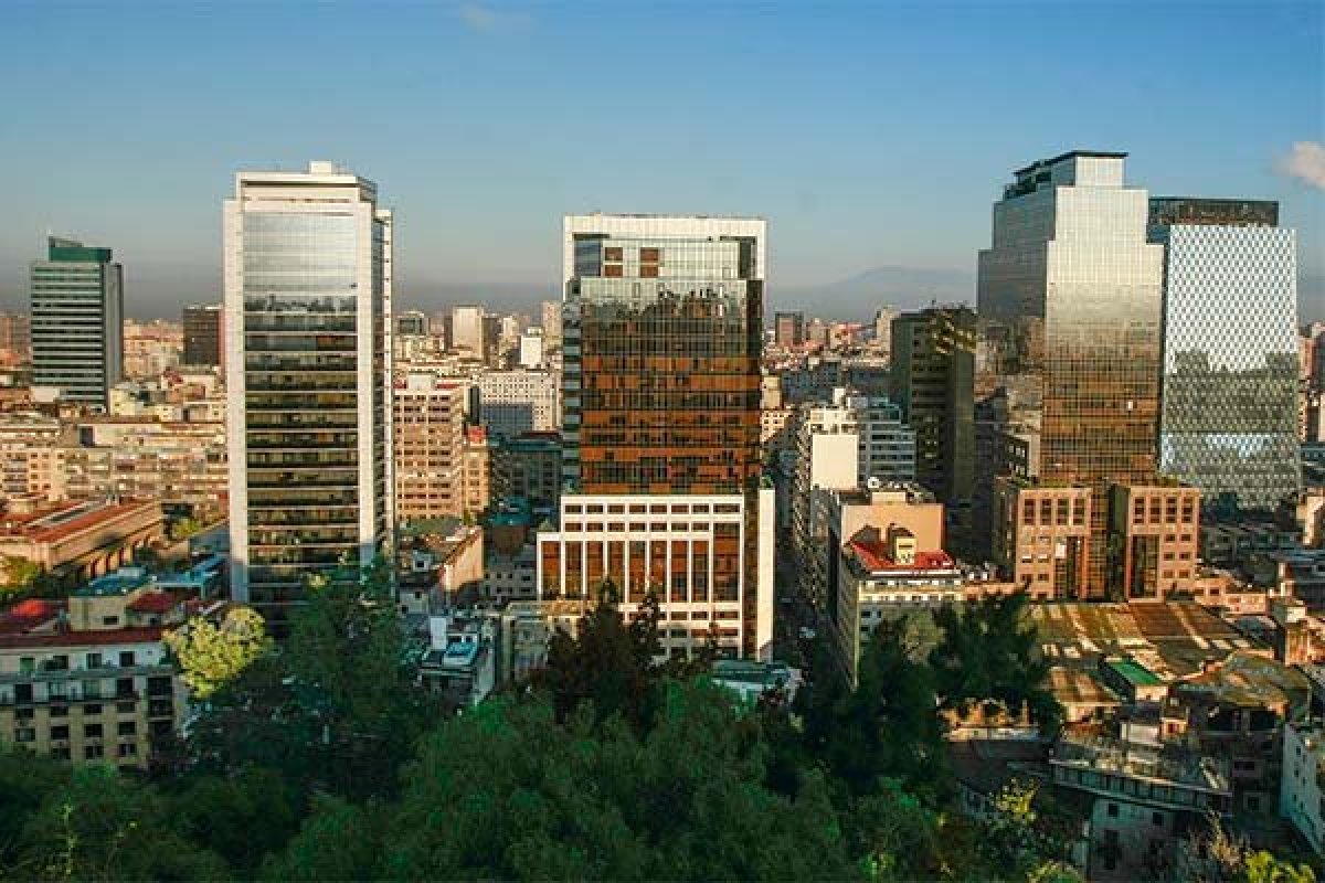 <p>Mercado de oficinas premium en Santiago centro no despega: canon de arriendo promedio sigue por debajo de 2019</p>