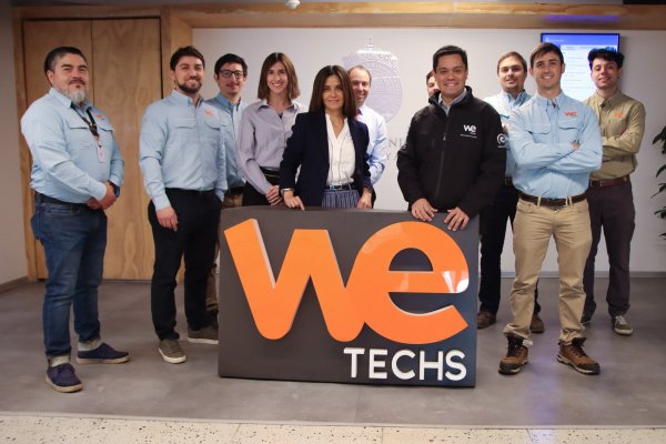 Jorge Poblete, CEO de We Techs, con su equipo y la gerente general de Fisuc, María Carolina Cácecers.