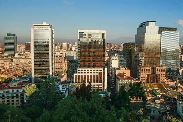 Mercado de oficinas premium en Santiago centro no despega: canon de arriendo promedio sigue por debajo de 2019
