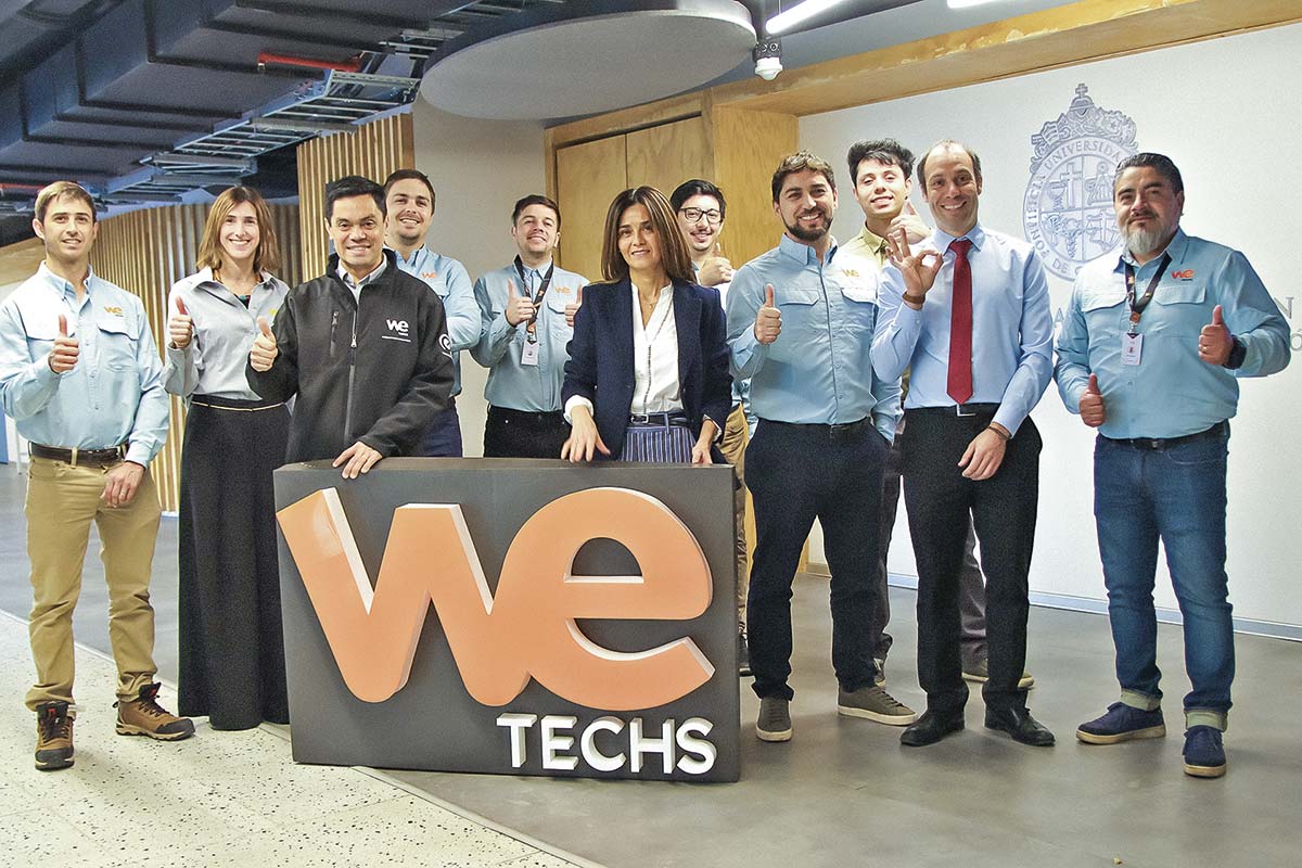 <p>Jorge Poblete, CEO de We Techs, con su equipo y la gerente general de Fisuc, María Carolina Cácecers.</p>