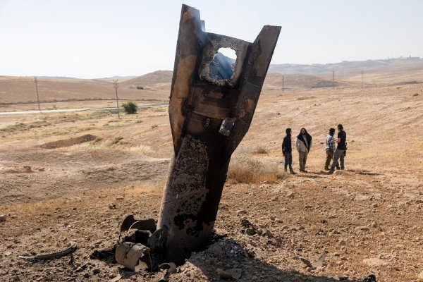 <p>Una parte de un misil iraní que cayó en un área central de Cisjordania ocupada por Israel. (Foto: Reuters) </p>