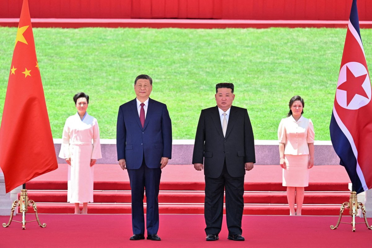 <p>Xi Jinping estrecha lazos con Kim Jong-un en cumbre en Pyongyang sin insistir en desnuclearización</p>