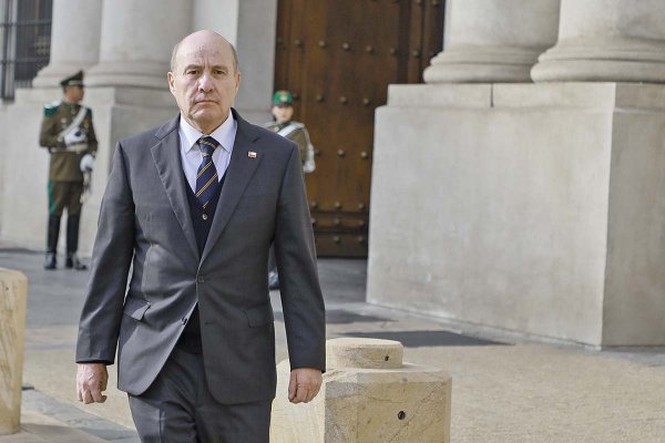 <p>El ministro Quiroz tras participar en el comité político ampliado en La Moneda. Crédito: Ministerio de Hacienda.</p>