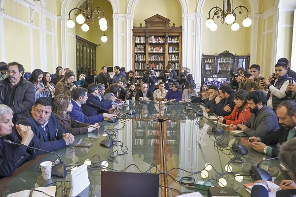 <p>Alta expectación generó la reunión de senadores de oposición con alcaldes del sector. Foto: Aton.</p>
