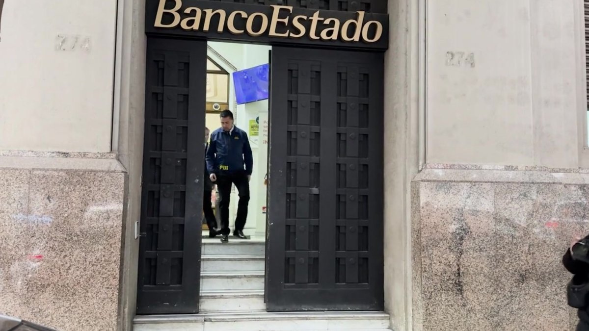 Ahora en DF | PDI allana sucursal de BancoEstado tras revelarse vínculo de ejecutiva con el Tren de Aragua