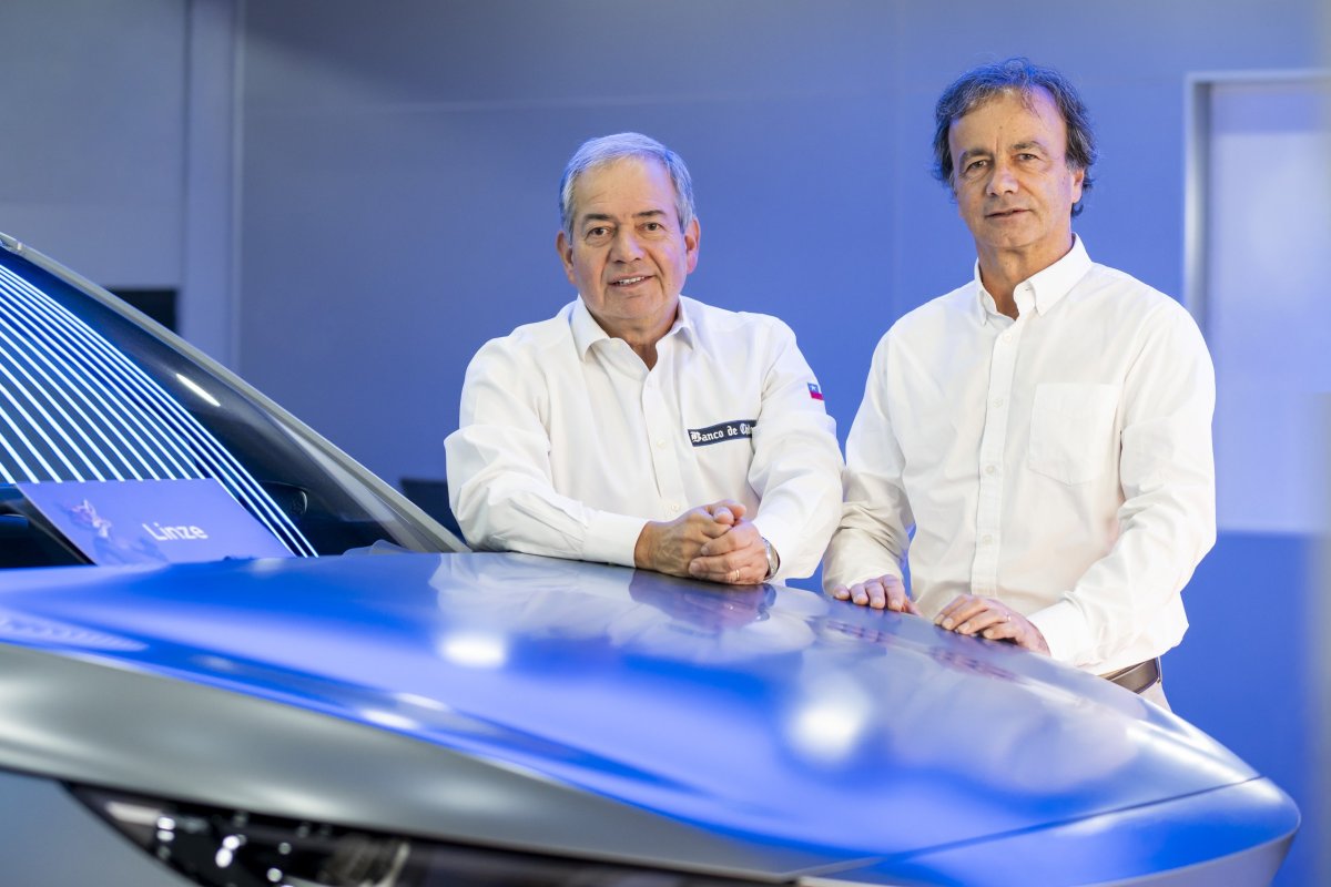 <p>Eduardo Ebensperger, gerente general del Banco de Chile, y Marco Comparini, presidente de Linze.</p>