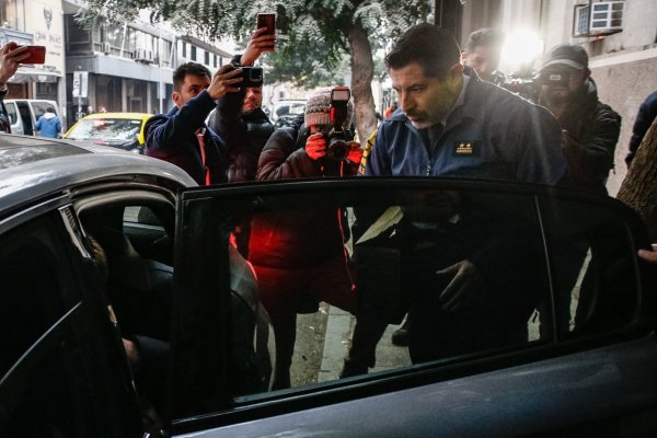 <p>Una imagen del operativo en la sucursal de la esquina de Huérfanos y Morandé. (Foto: Aton Chile)</p>