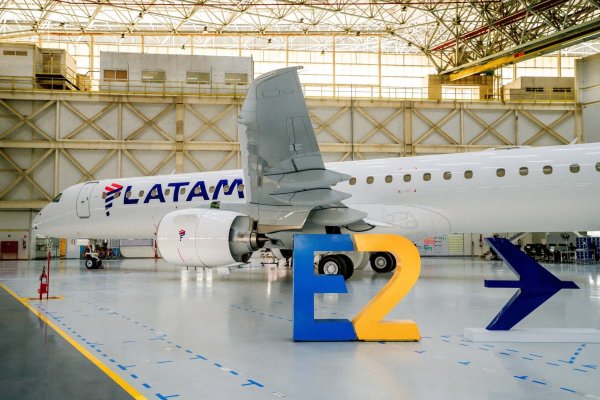 <p>Latam presenta nuevo avión Embraer de menor capacidad para expandir su red aérea en Brasil</p>
