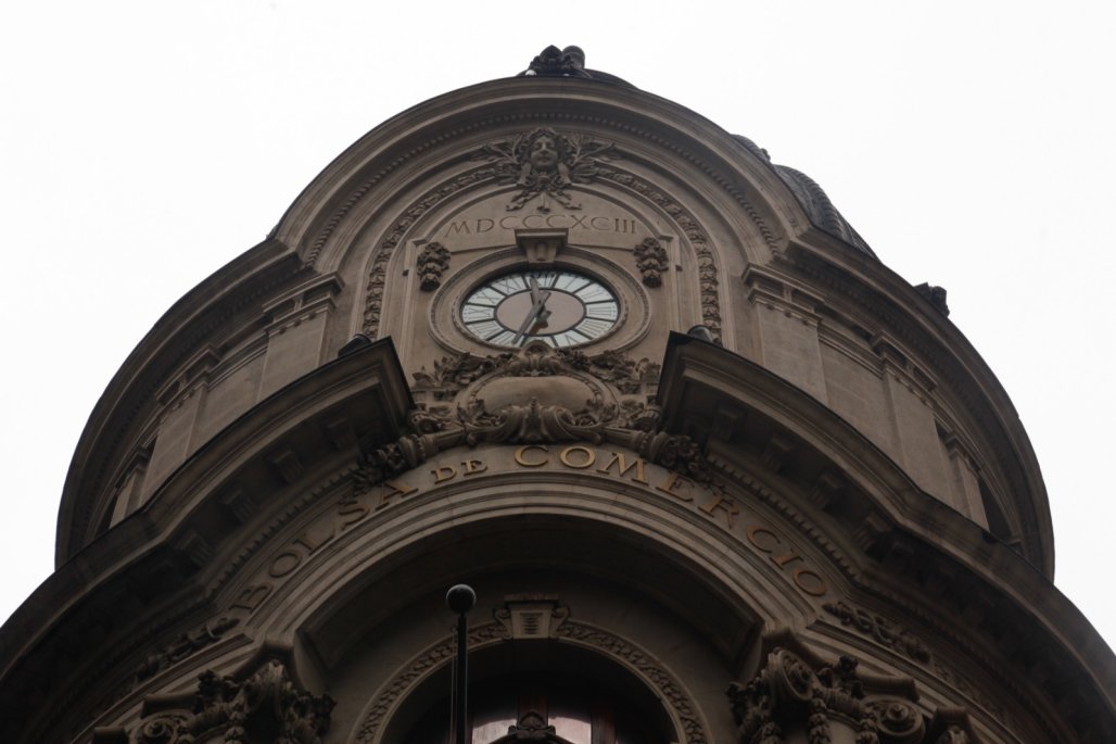 IPSA se dispara 2% en la apertura y busca dejar at