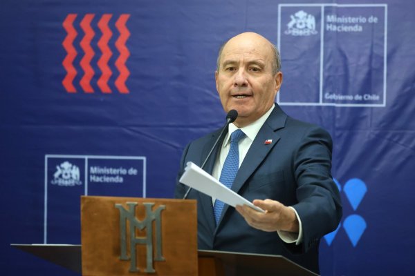 <p>El ministro de Hacienda, Jorge Quiroz, dio a conocer en la mañana de este martes el esperado decreto de política fiscal. (Foto: Aton Chile)</p>