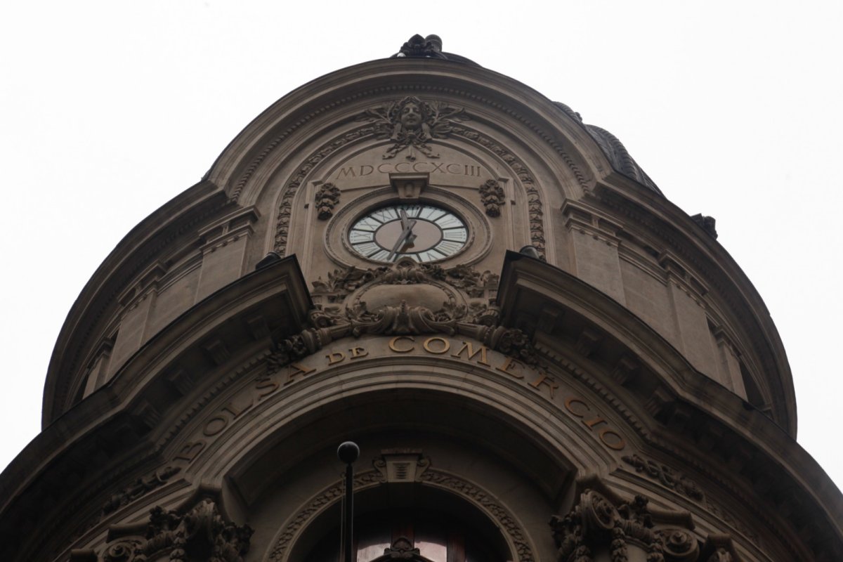 <p>IPSA se dispara 2% en la apertura y busca dejar atrás una larga racha de caídas mientras se relajan las tensiones en Medio Oriente</p>