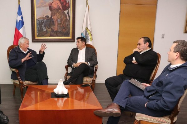 Tras acuerdo para integrar activos de Huachipato, plana mayor de AZA se reúne con alcalde de Talcahuano para delinear reactivación de la siderúrgica