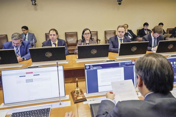 Por segundo día consecutivo, CFA -presidido por Paula Benavides- llegó al Congreso. Foto: Aton.