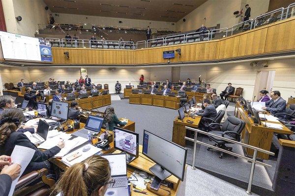 <p>Tras un nuevo empate, el tema será visto ahora por una comisión mixta. Foto: Senado</p>