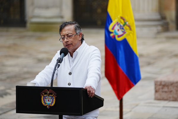 <p>Congresista oficialista ordena "suspensión provisiones" de Petro en la presidencia de Colombia. ¿Qué validez legal tiene?</p>