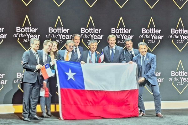 <p>El equipo de CCU durante la premiación: al centro Pablo Granifo, Patricio Jottar y Eduardo Ffrench Davis.</p>