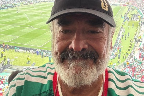 <p>Ahora en DF | Andrónico Luksic se pone la camiseta mexicana y manda saludos desde el partido inaugural del Mundial</p>