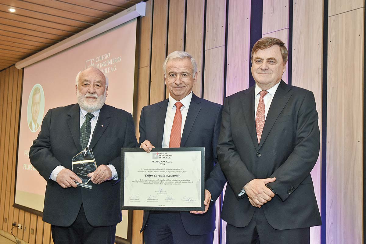 <p>Colegio de Ingenieros distingue a exministro Larraín</p>