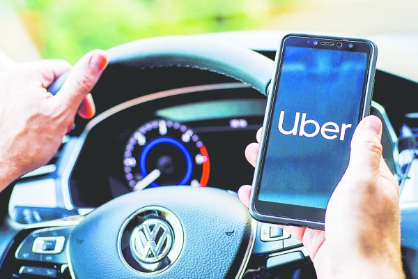 <p>Contraloría asesta duro revés a biministro De Grange y frena reglamento de Ley Uber por deficiente</p>