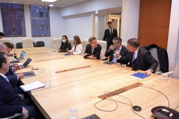 <p>"No tenemos resuelto el problema": Asociación de Municipalidades se reúne con Quiroz en medio de discrepancias por contribuciones</p>