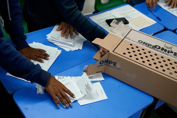 <p>Se ajusta empate en Perú: Keiko Fujimori supera por apenas 621 votos a Roberto Sánchez</p>