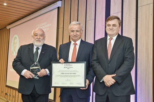 Colegio de Ingenieros distingue a exministro Larraín