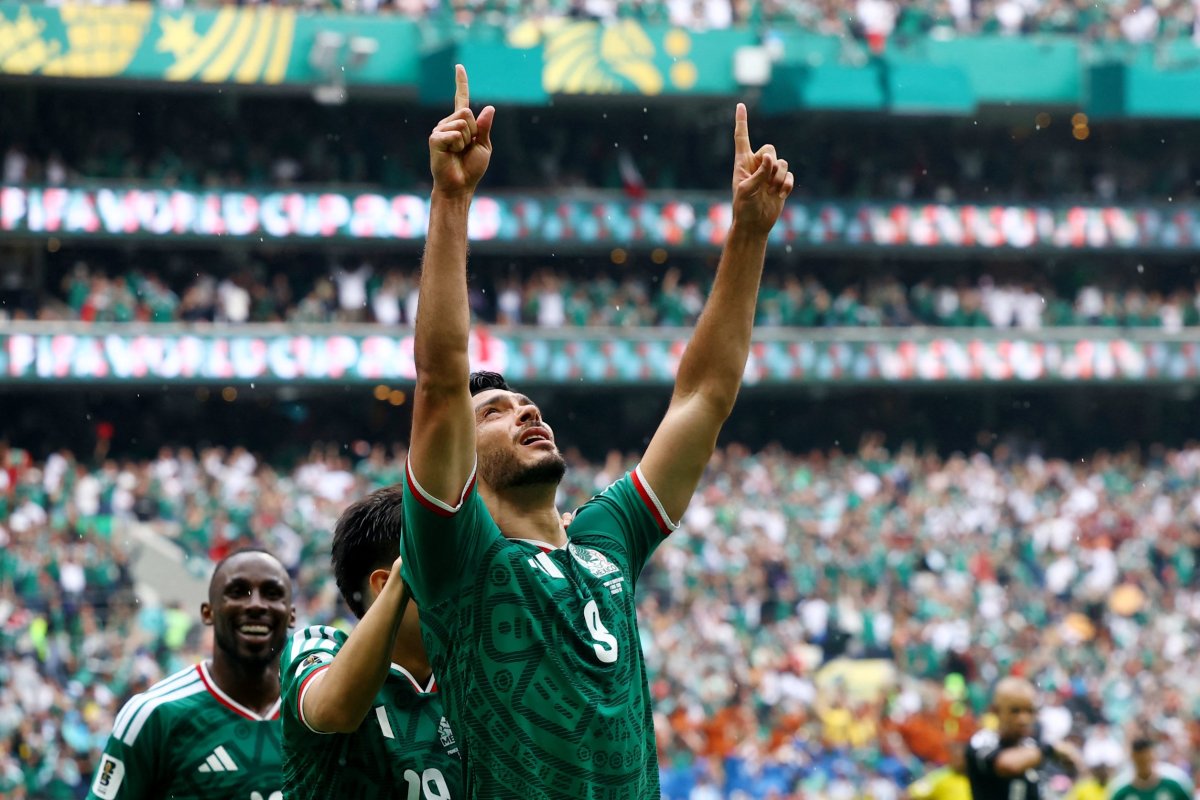 <p>Raúl Jiménez celebra el gol con el que a los 67 minutos del partido inaugural amplió la ventaja frente a Sudáfrica. (Foto: Reuters)</p>