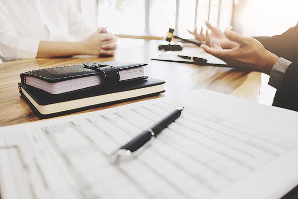 Las reservadas cifras de la industria legal chilena respecto a otras latitudes: ¿un tema cultural o una ventaja competitiva?