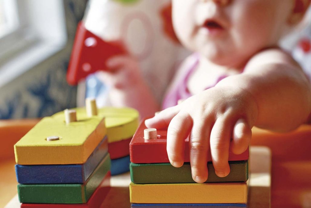 A más educación, familias más pequeñas: la tensión detrás de la baja natalidad en Chile