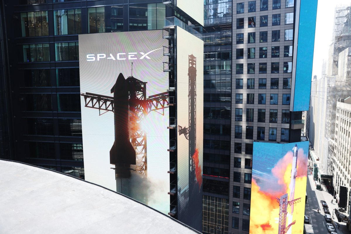 <p>SpaceX sube un 11% en su segundo día de cotización tras una salida a bolsa récord</p>