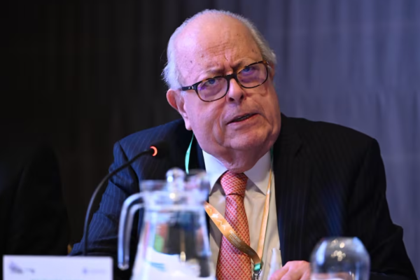 <p>Economía peruana crece 3,7% en abril, pero Julio Velarde lo tilda de "crecimiento pálido"</p>