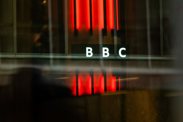 <p>La BBC alista cientos de despidos en su división de prensa en medio de drástica reducción de personal</p>