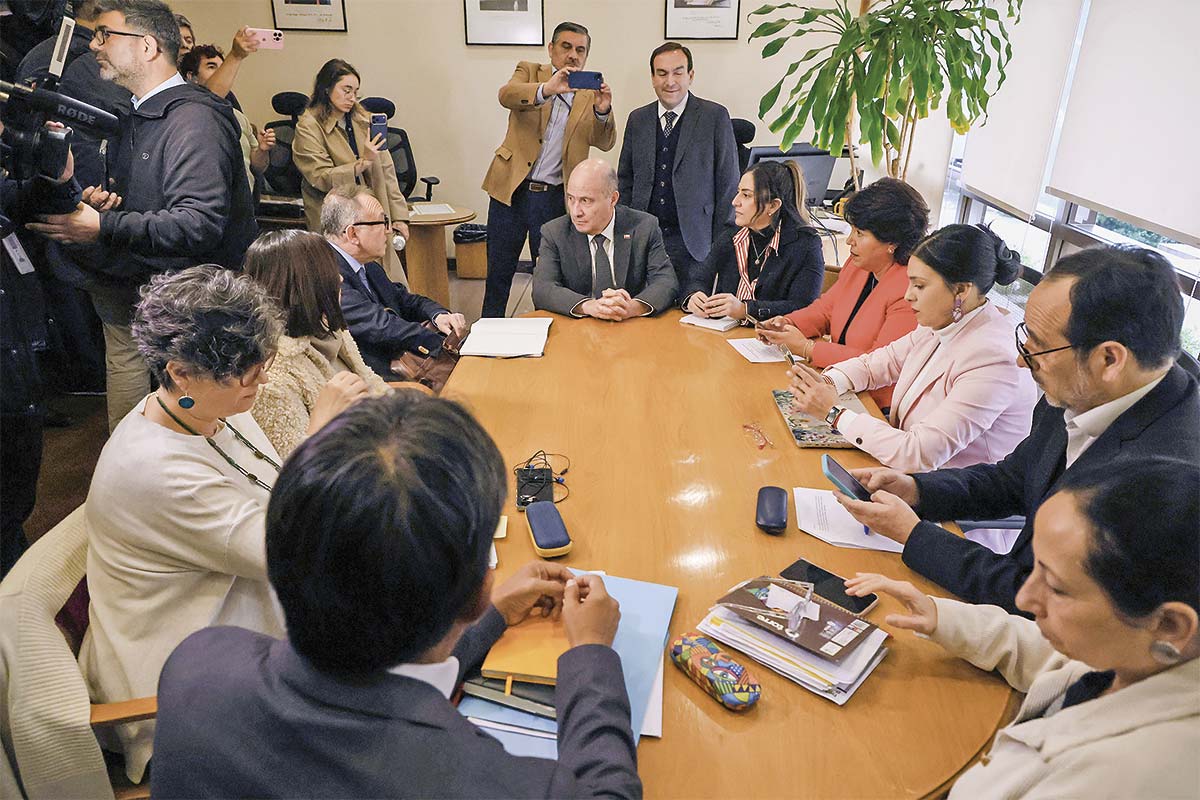 <p>Los ministros Quiroz y García sostuvieron una reunión este martes con senadores de oposición. El proyecto pasará a Sala para votarse en general. Foto: Aton.</p>