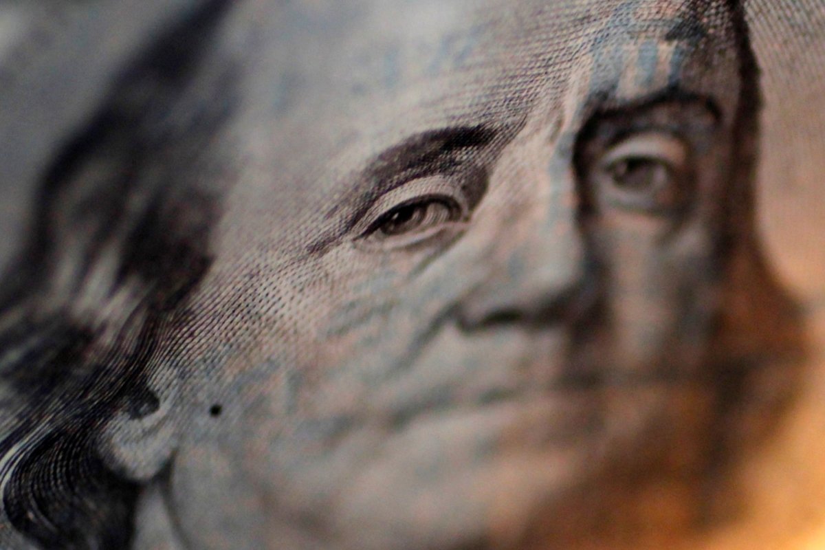<p>Dólar cotiza a la baja cerca de $ 885 tras nueva caída del petróleo y previo a decisión de política del Banco Central</p>