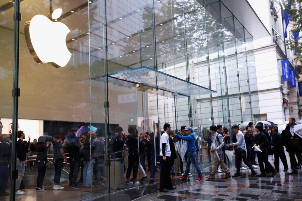 <p>AirPods con cámara e IA y un iPhone edición aniversario: la gran apuesta de Apple para 2027</p>