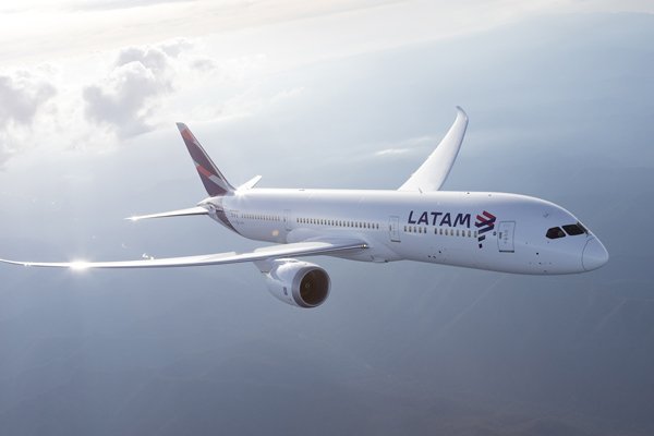 <p>Acciones de aerolíneas toman vuelo tras la caída del petróleo: Latam sube 2,4% en la semana</p>