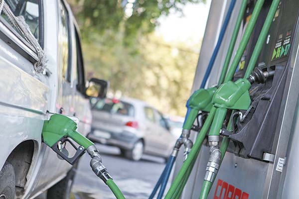 <p>Un alivio que adelantó Quiroz: los combustibles experimentarán fuertes bajas este jueves de hasta $ 107 en gasolinas y $ 118 en el diésel</p>