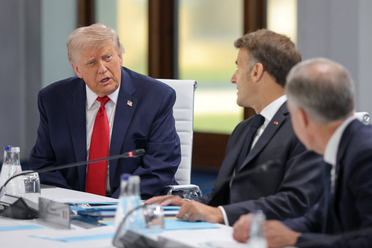 <p>Trump junto al presidente francés, Emmanuel Macron, y otros líderes en una de las sesiones de la cumbre del G7 en la localidad de Évian-les-Bains. (Foto: Reuters)</p>