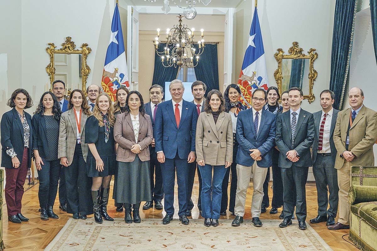 <p>Kast junto a la comisión que será integrada por 16 actores de diversas áreas. Foto: Presidencia.</p>
