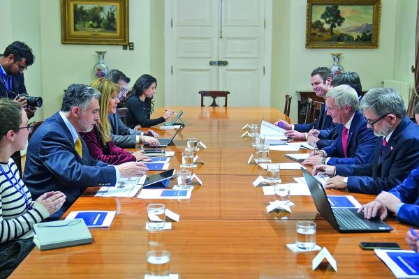 Rincón presenta a Presidente Kast proyecto para enfrentar deuda con distribuidoras de cara a alza en cuentas de la luz