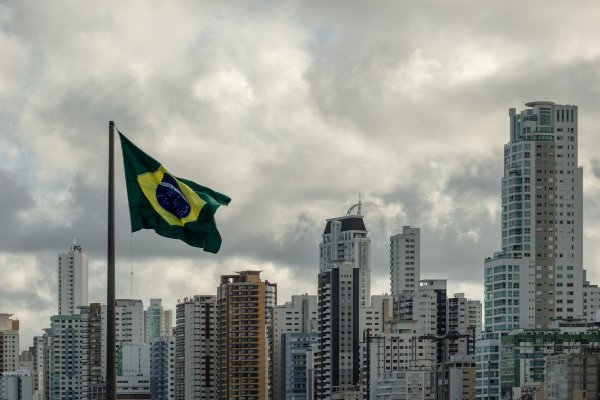 <p>Banco Central de Brasil recorta la tasa de interés a 14,25% pese al deterioro de las perspectivas de inflación</p>