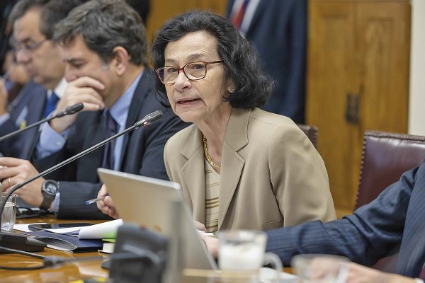 <p>El consejo del Banco Central, presidido por Rosanna Costa, llegó en pleno al Senado en Valparaíso. Foto: Senado</p>