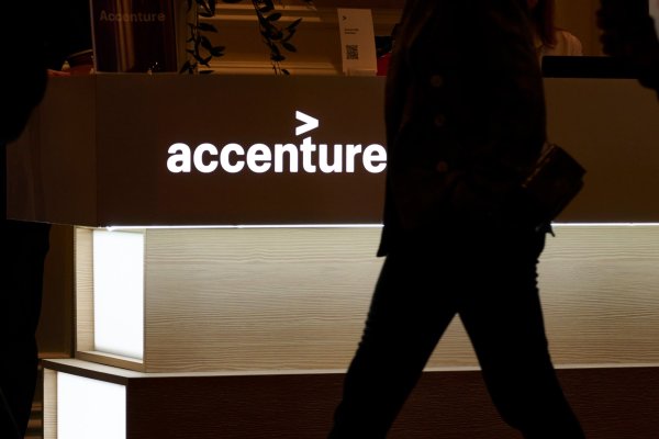 Accenture advierte sobre un menor crecimiento de ingresos mientras la IA amenaza al negocio de consultoría tecnológica