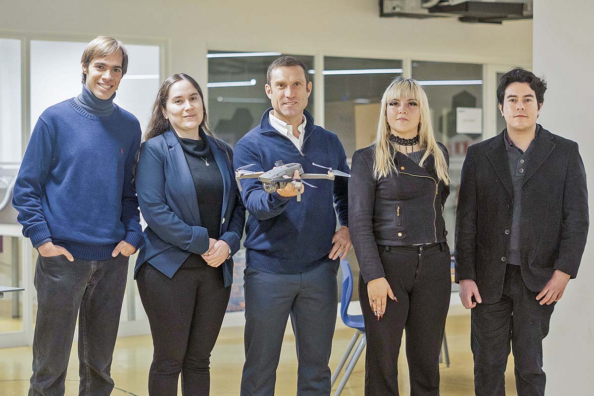 <p>Al centro, Jorge Vásquez junto al equipo del Physical AI Lab de la UAI.</p>