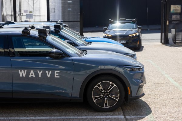 Stellantis, Wayve y Uber sellan alianza para impulsar una red global de robotaxis autónomos